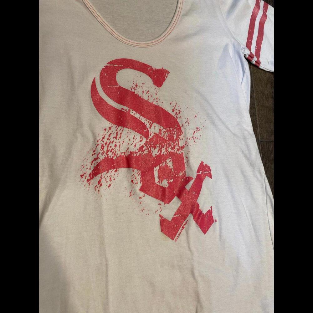 Womans chicago white Sox pink t-shirt deep neck line small cotton